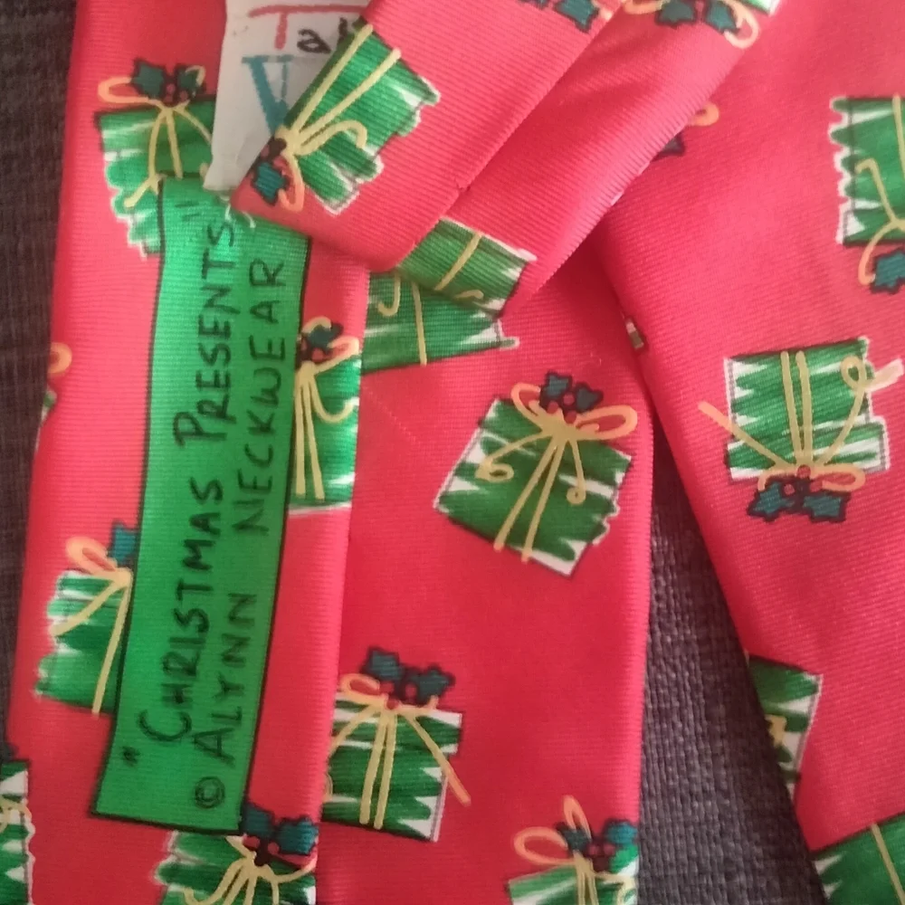 Talbots kids Christmas / Holiday red and green neck tie with bows and holly